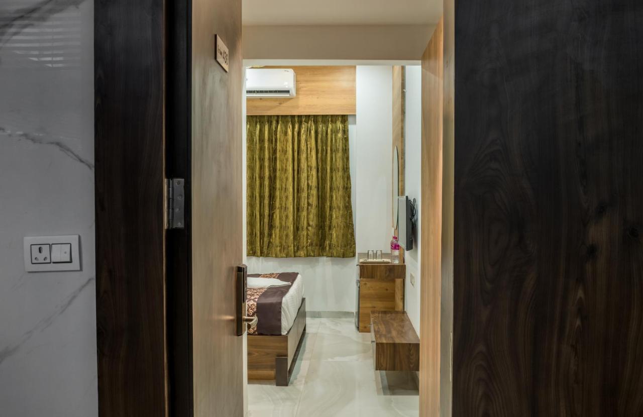 Meridian Hotel & Banquet Σουράτ Εξωτερικό φωτογραφία