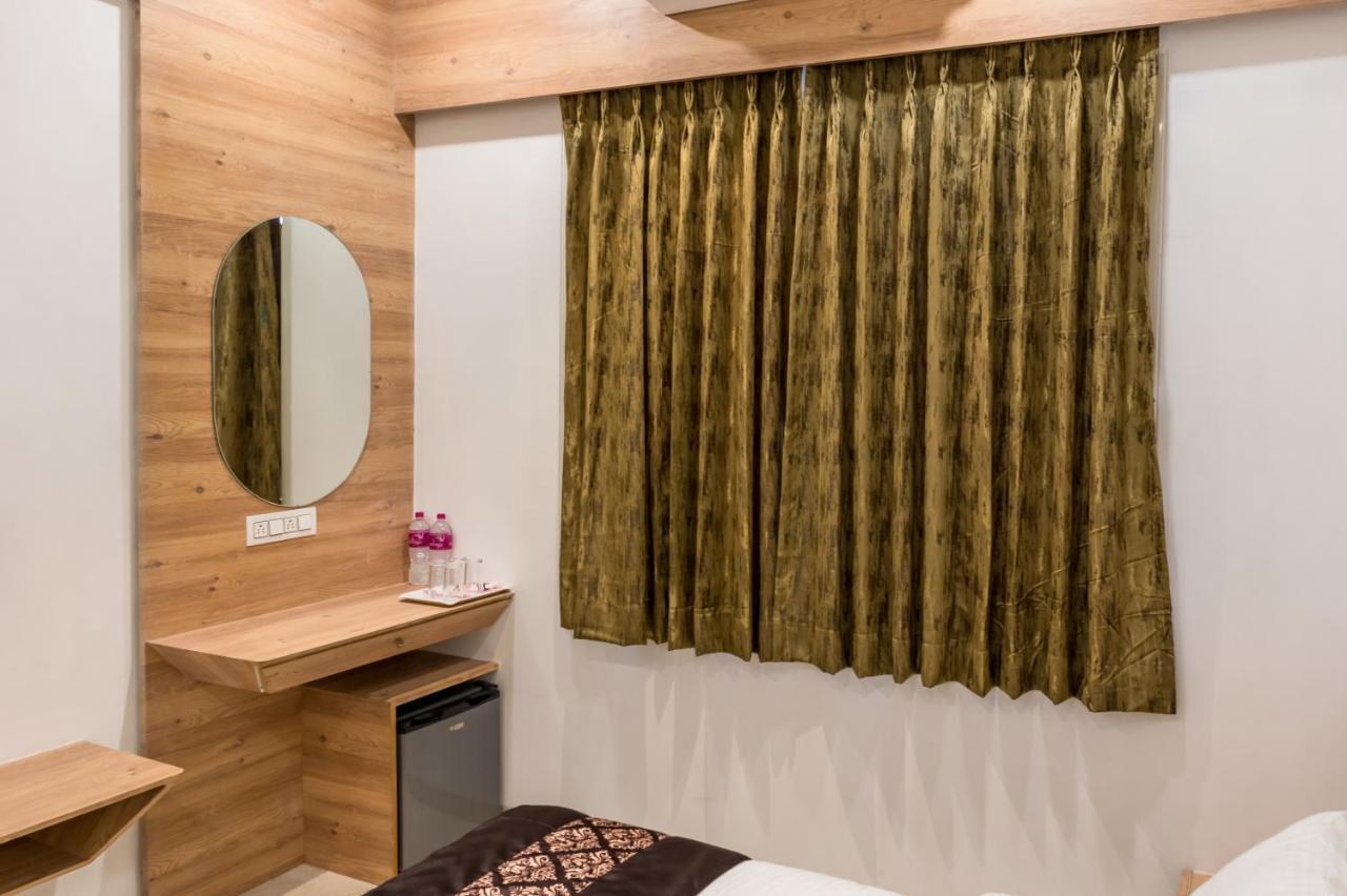 Meridian Hotel & Banquet Σουράτ Εξωτερικό φωτογραφία
