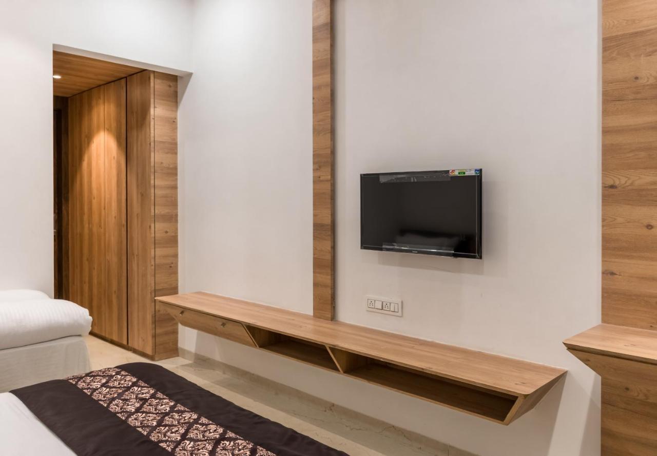 Meridian Hotel & Banquet Σουράτ Εξωτερικό φωτογραφία