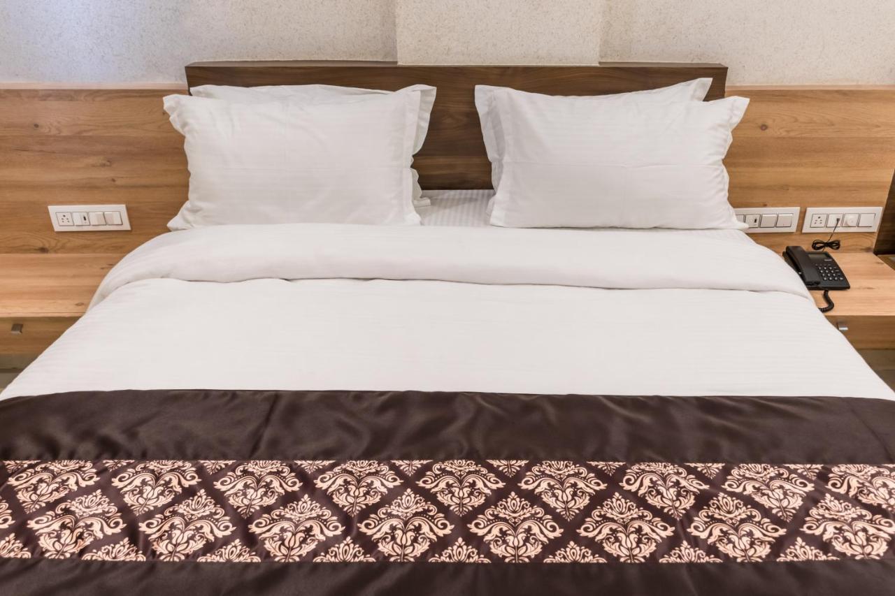 Meridian Hotel & Banquet Σουράτ Εξωτερικό φωτογραφία