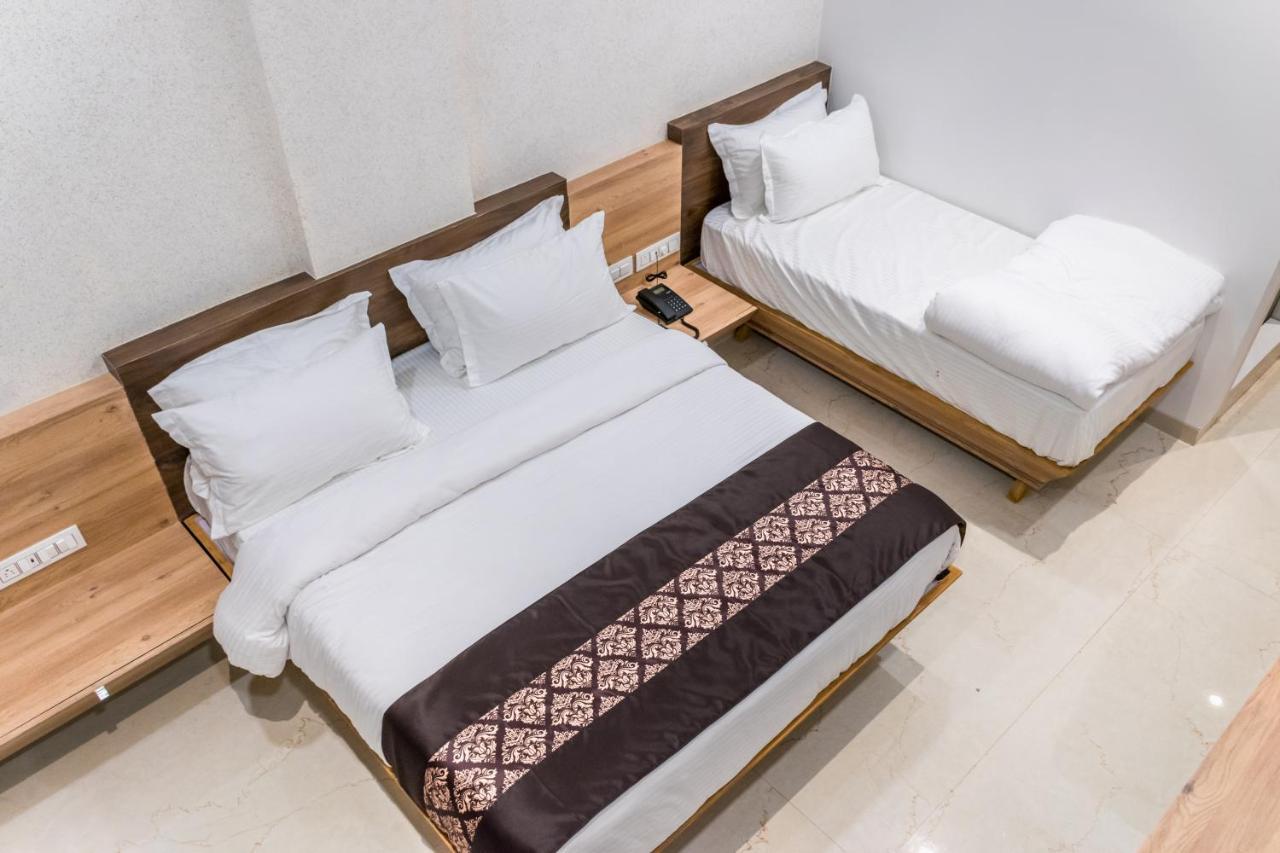Meridian Hotel & Banquet Σουράτ Εξωτερικό φωτογραφία