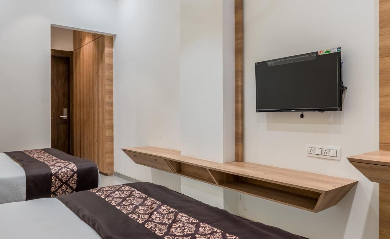 Meridian Hotel & Banquet Σουράτ Εξωτερικό φωτογραφία