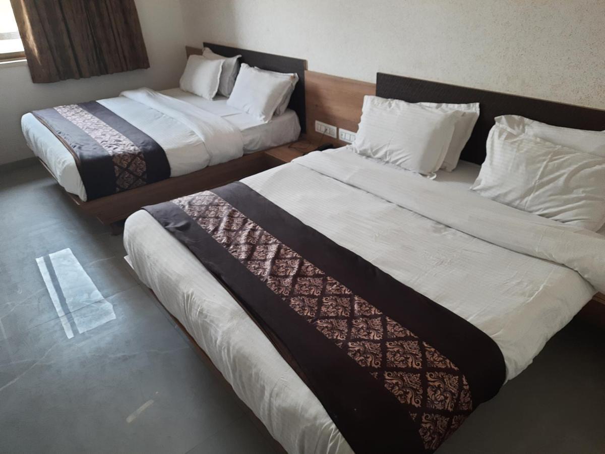Meridian Hotel & Banquet Σουράτ Εξωτερικό φωτογραφία